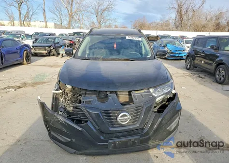 2017 Nissan Rogue Sv z USA, uszkodzony, nr VIN 5N1AT2MV1HC764247